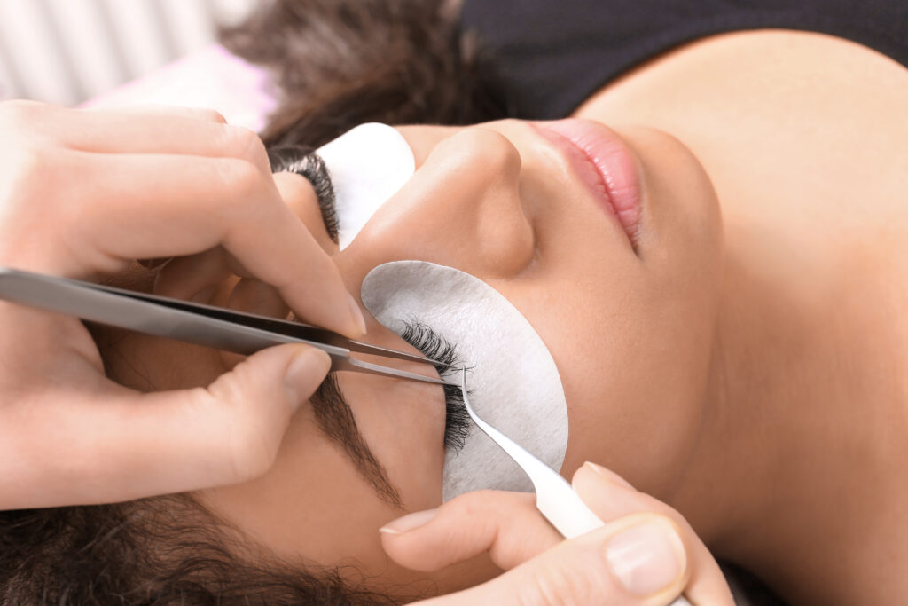 woman getting eyelash extensions